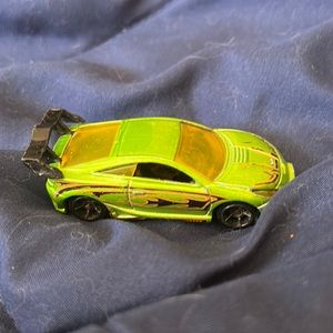 I am selling a hot wheels green car. I don’t know what kind of car it is